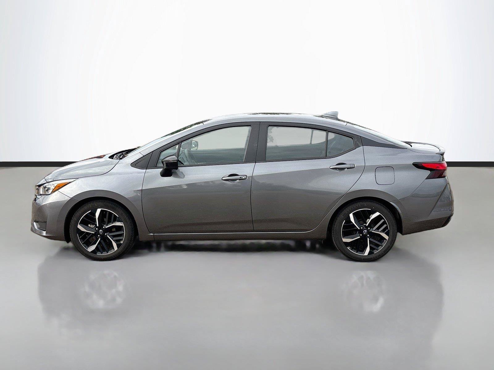 Used 2024 Nissan Versa SR FWD image 8