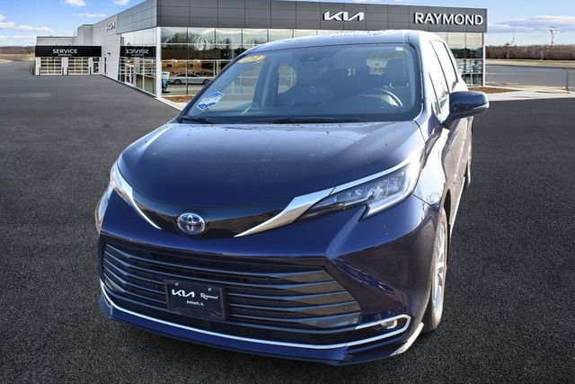 Used 2023 Toyota Sienna Limited image 7