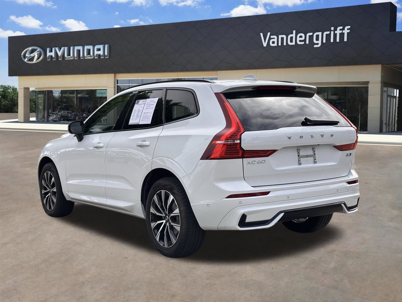 Used 2025 Volvo XC60 B5 Plus image 8
