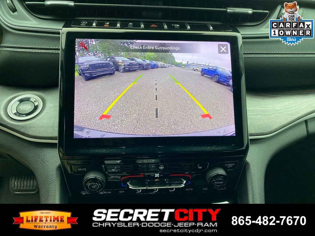 Used 2023 Jeep Grand Cherokee Limited w/ Black Appearance Package AWD/4WD image 13