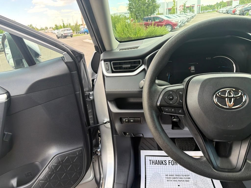 Used 2025 Toyota RAV4 XLE AWD/4WD image 26
