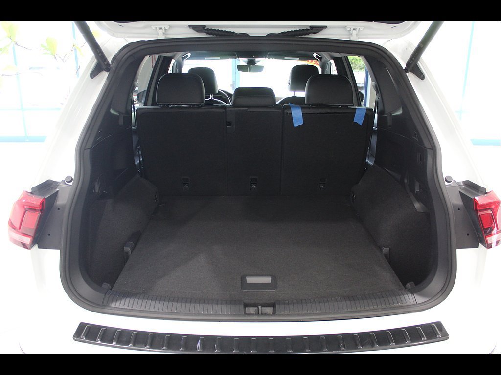 Used 2022 Volkswagen Tiguan SE R-Line AWD/4WD image 18