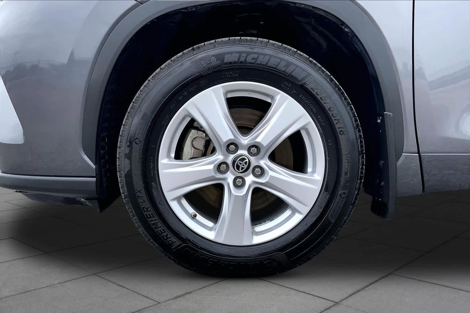 Used 2022 Toyota Highlander LE FWD image 11