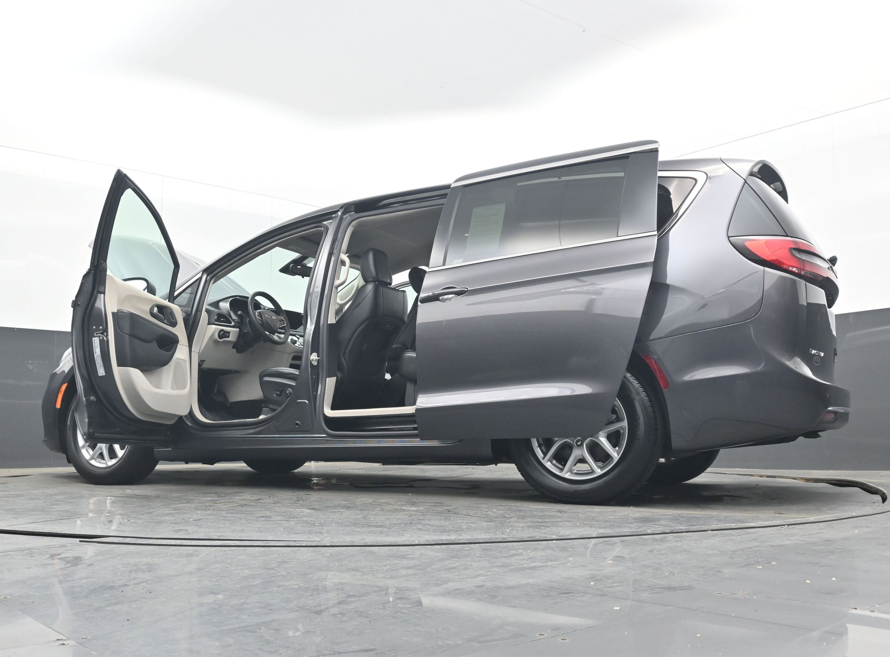 Used 2023 Chrysler Pacifica Touring-L image 44