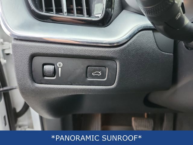 Used 2019 Volvo XC60 T6 Momentum w/ Multimedia Package image 14