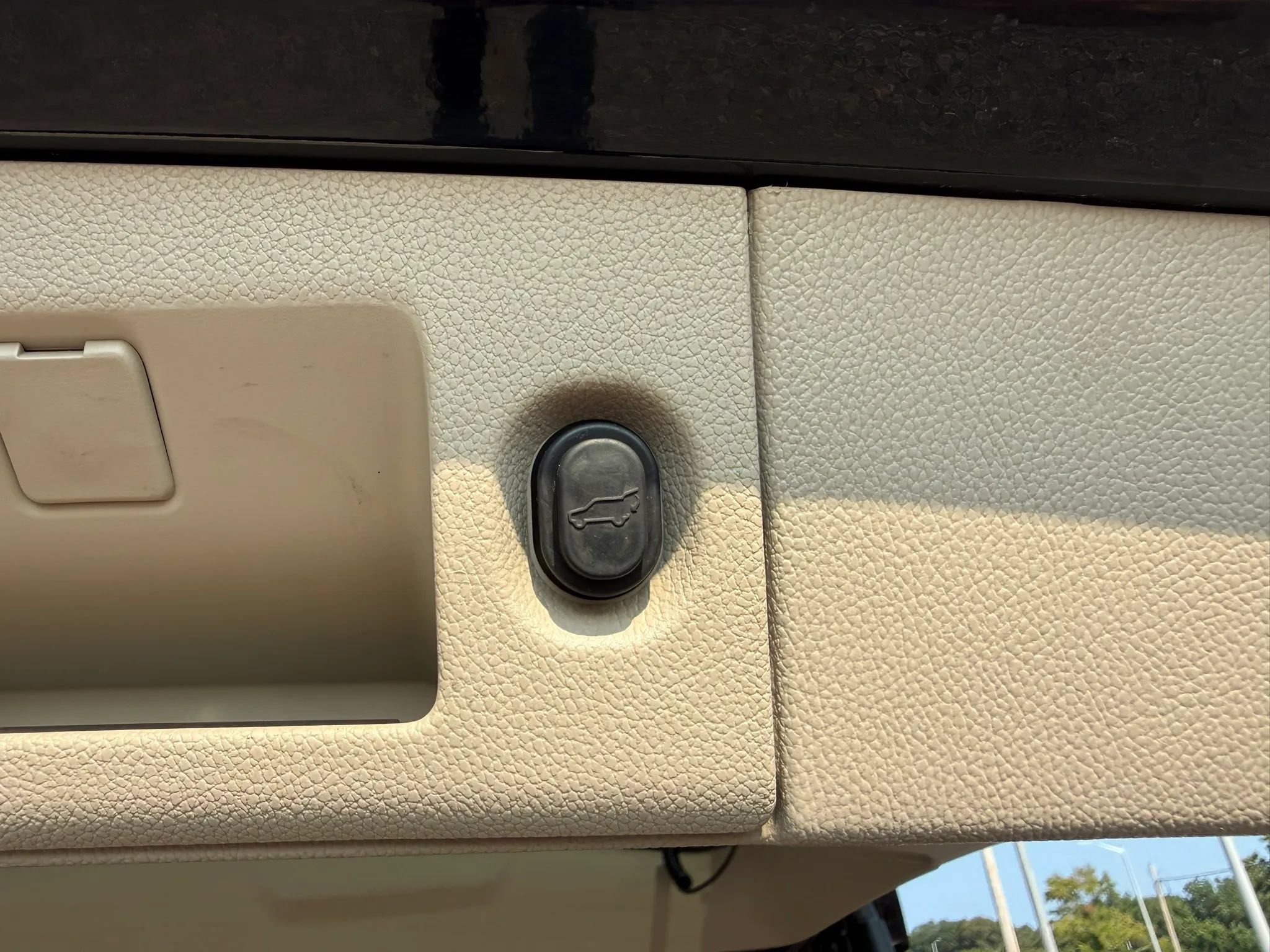 Used 2016 Cadillac Escalade Luxury AWD/4WD image 40