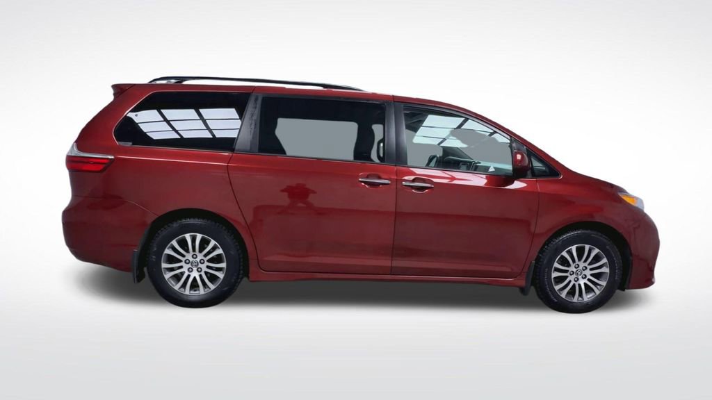 Used 2019 Toyota Sienna XLE image 12