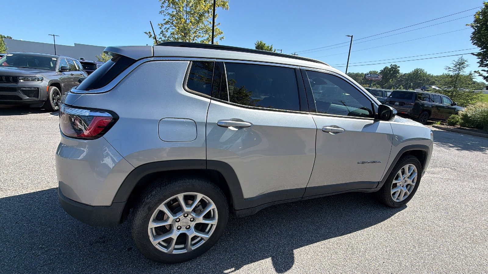 Used 2022 Jeep Compass Latitude AWD/4WD image 8