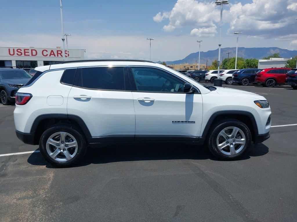 Used 2024 Jeep Compass Latitude AWD/4WD image 2