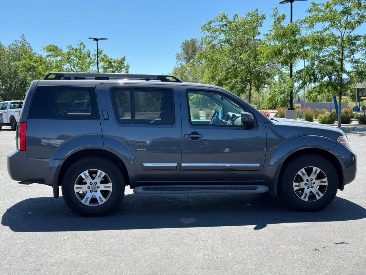 Used 2012 Nissan Pathfinder Silver RWD image 8