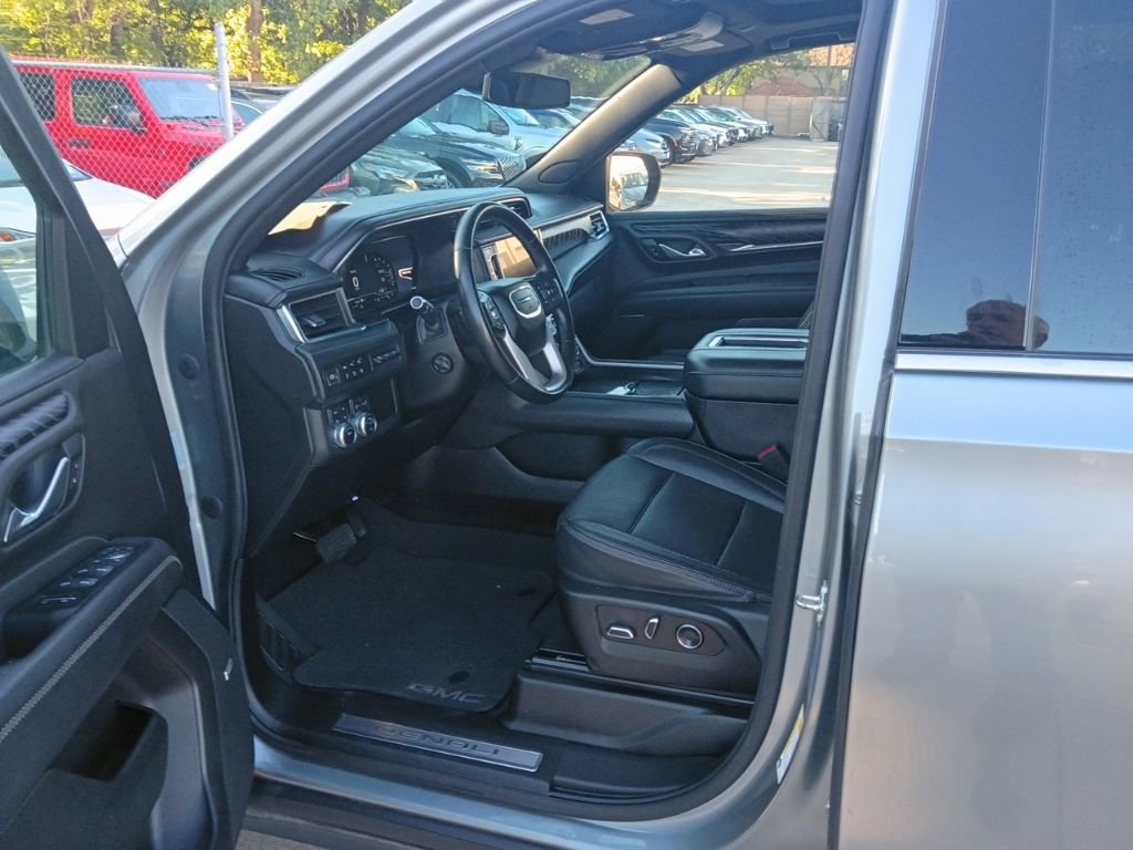 Used 2023 GMC Yukon Denali image 3