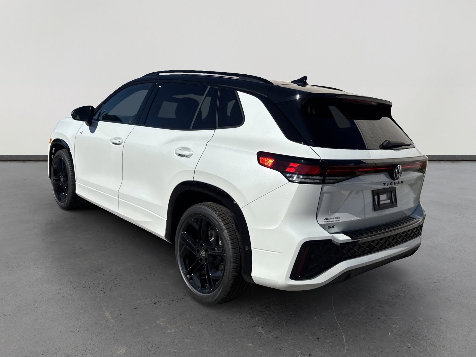New 2026 Volkswagen Tiguan SE R-Line image 4