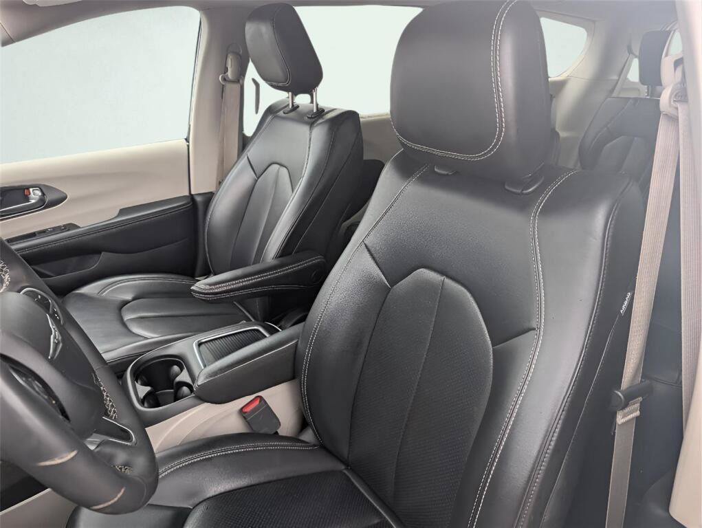 Used 2023 Chrysler Pacifica Touring-L FWD image 16