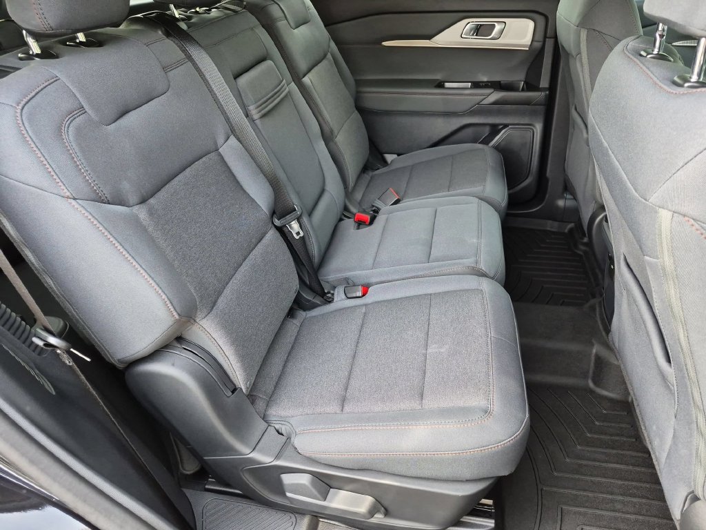 Used 2025 Ford Explorer Active AWD/4WD image 22