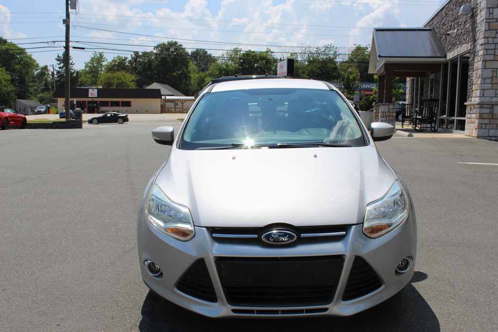 Used 2014 Ford Focus SE w/ SE Sport Package FWD image 2