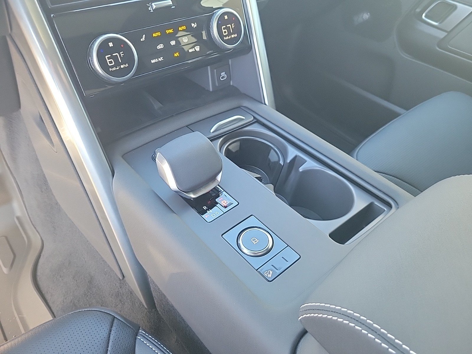 Certified 2025 Land Rover Discovery Dynamic SE AWD/4WD image 32