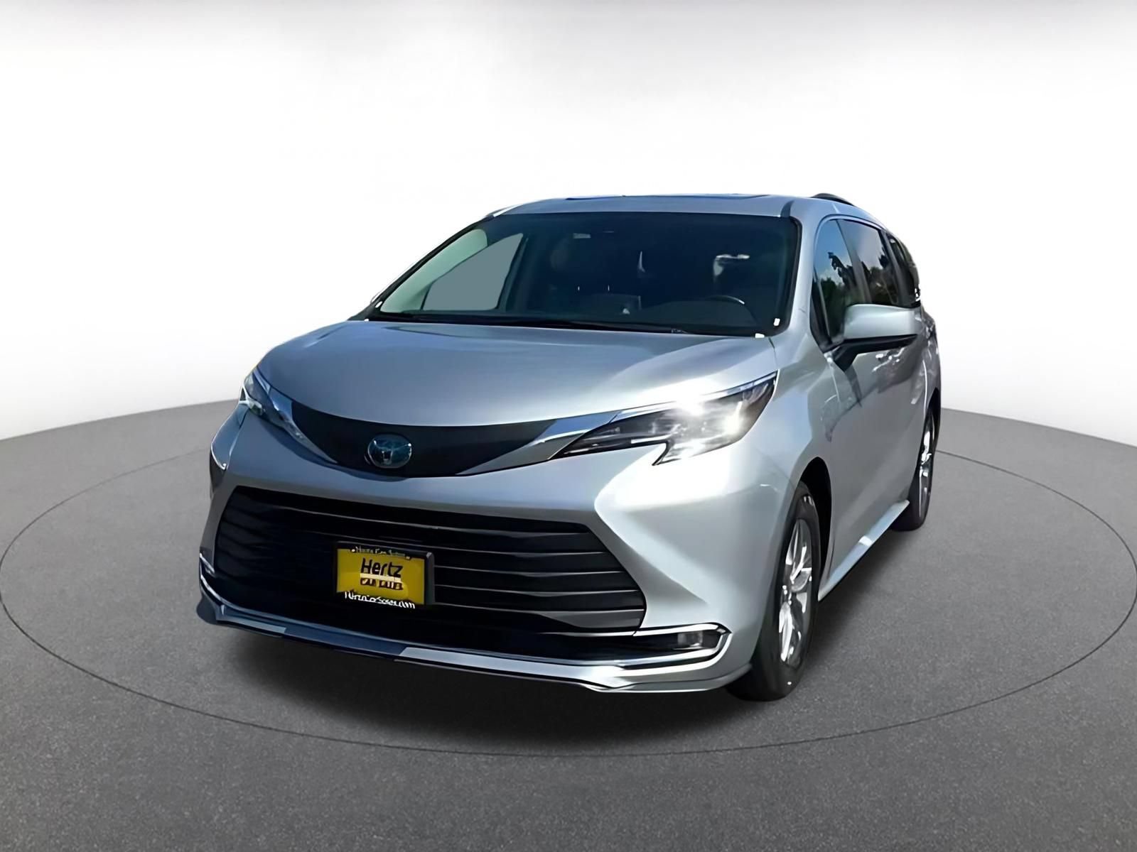 Used 2023 Toyota Sienna XLE FWD image 5