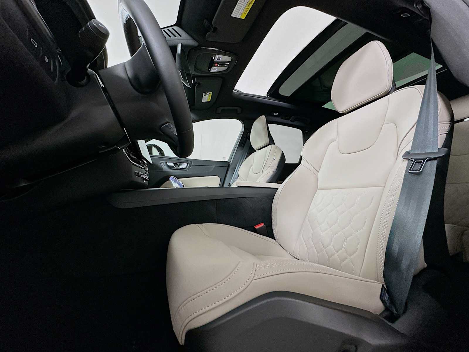 New 2026 Volvo XC60 T8 Plus w/ Climate Package PRO AWD/4WD image 18