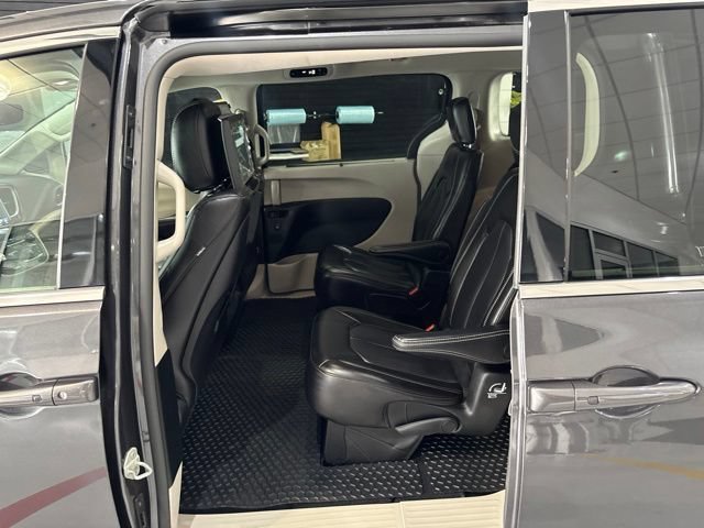 Used 2023 Chrysler Pacifica Touring-L w/ Uconnect Theater Family Group AWD/4WD image 33