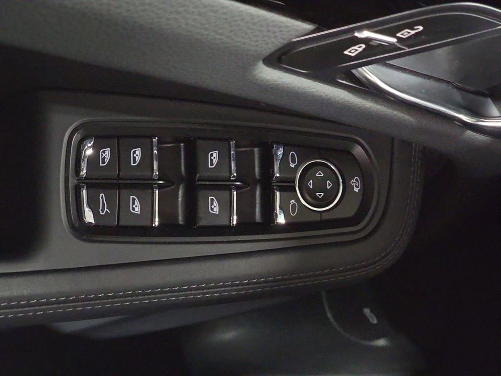 Certified 2025 Porsche Macan Turbo image 21