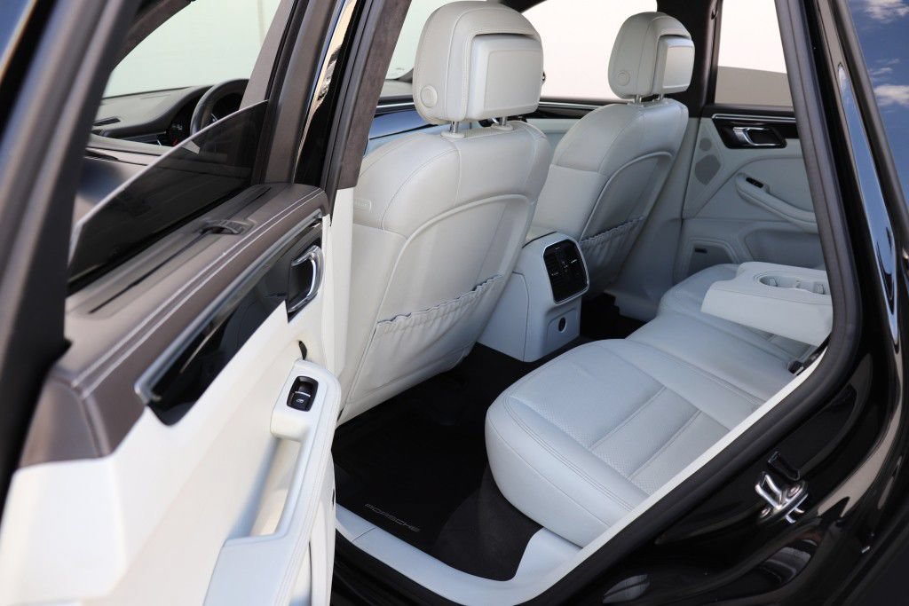 Used 2018 Porsche Macan Turbo AWD/4WD image 18