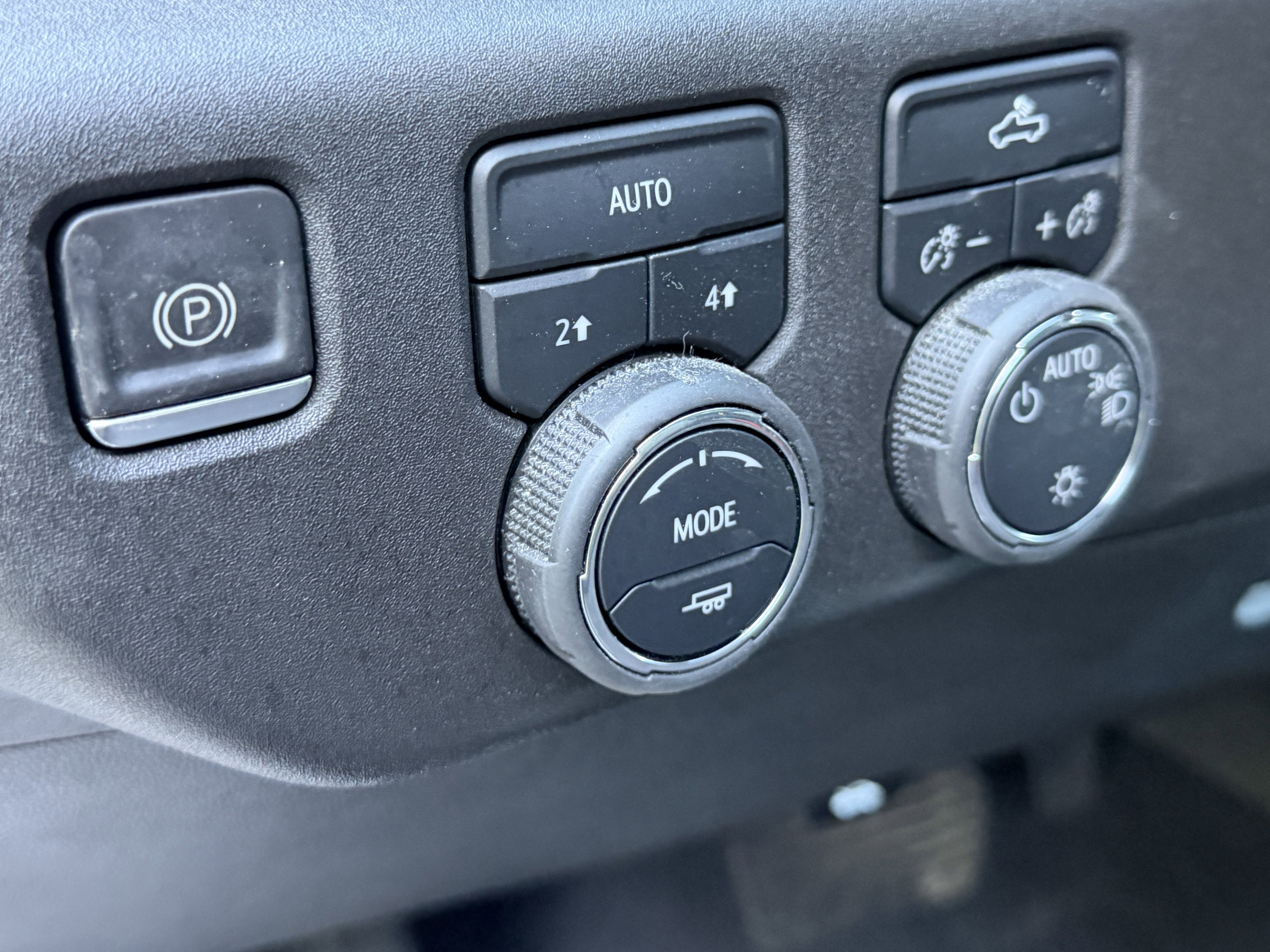 Used 2022 Chevrolet Silverado 1500 LT AWD/4WD image 4