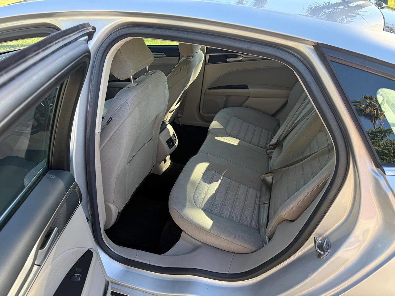Used 2017 Ford Fusion SE image 7