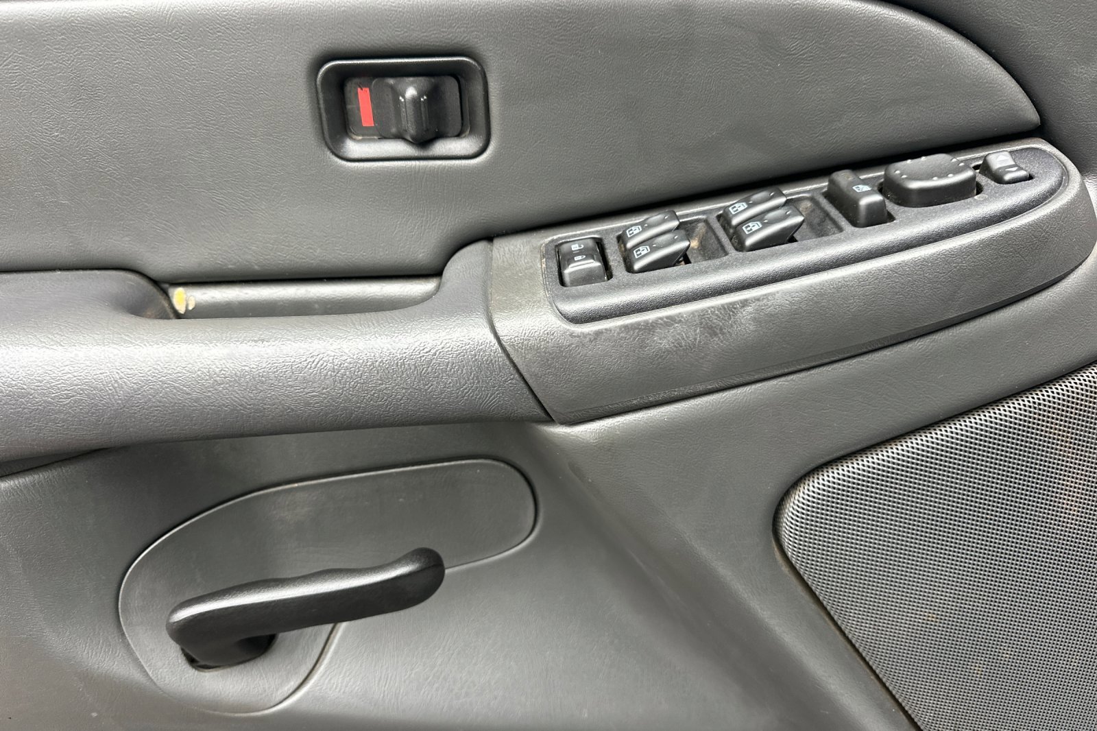 Used 2006 Chevrolet Silverado 2500 LT w/ Heavy-Duty Power Package image 11