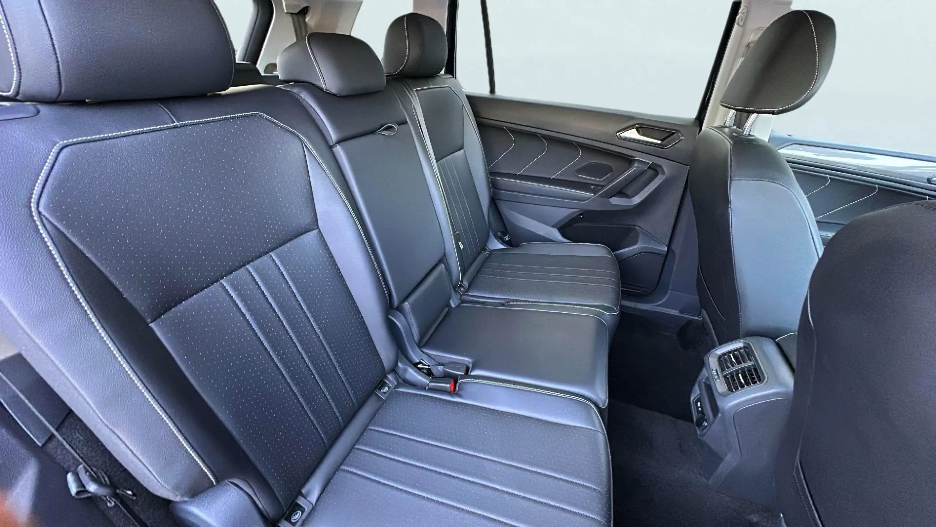 Used 2024 Volkswagen Tiguan SE image 14