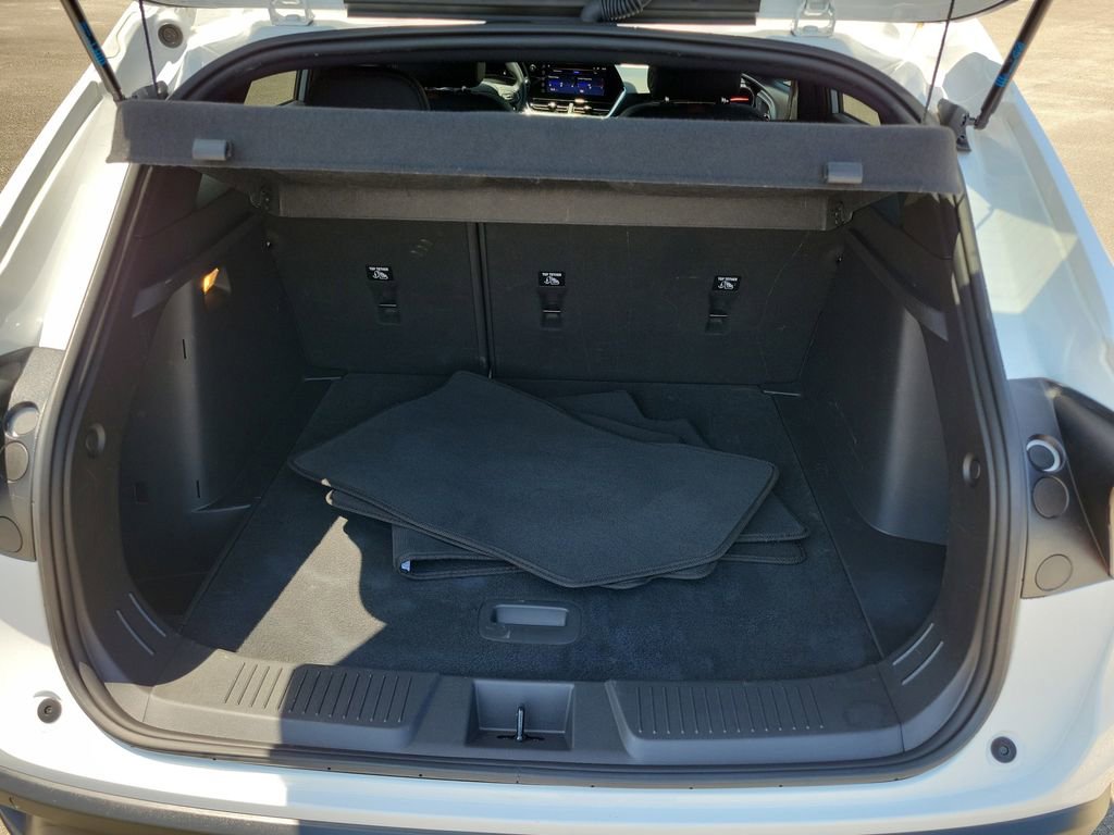 Used 2024 Chevrolet Trax RS w/ Sunroof Package FWD image 10