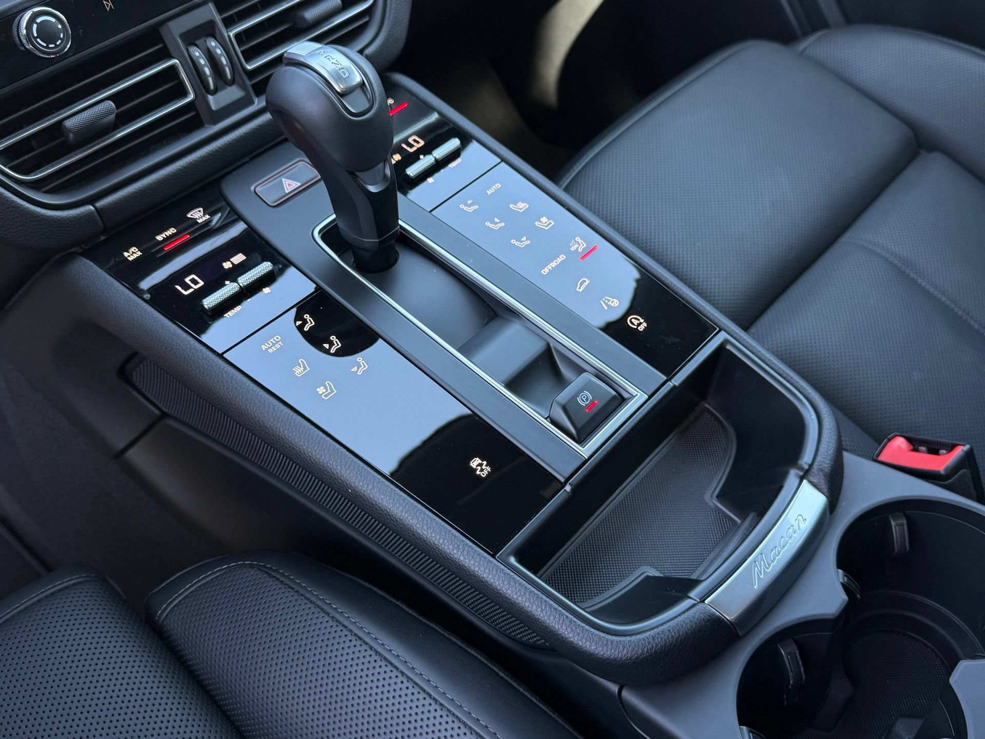 Used 2026 Porsche Macan AWD/4WD image 21