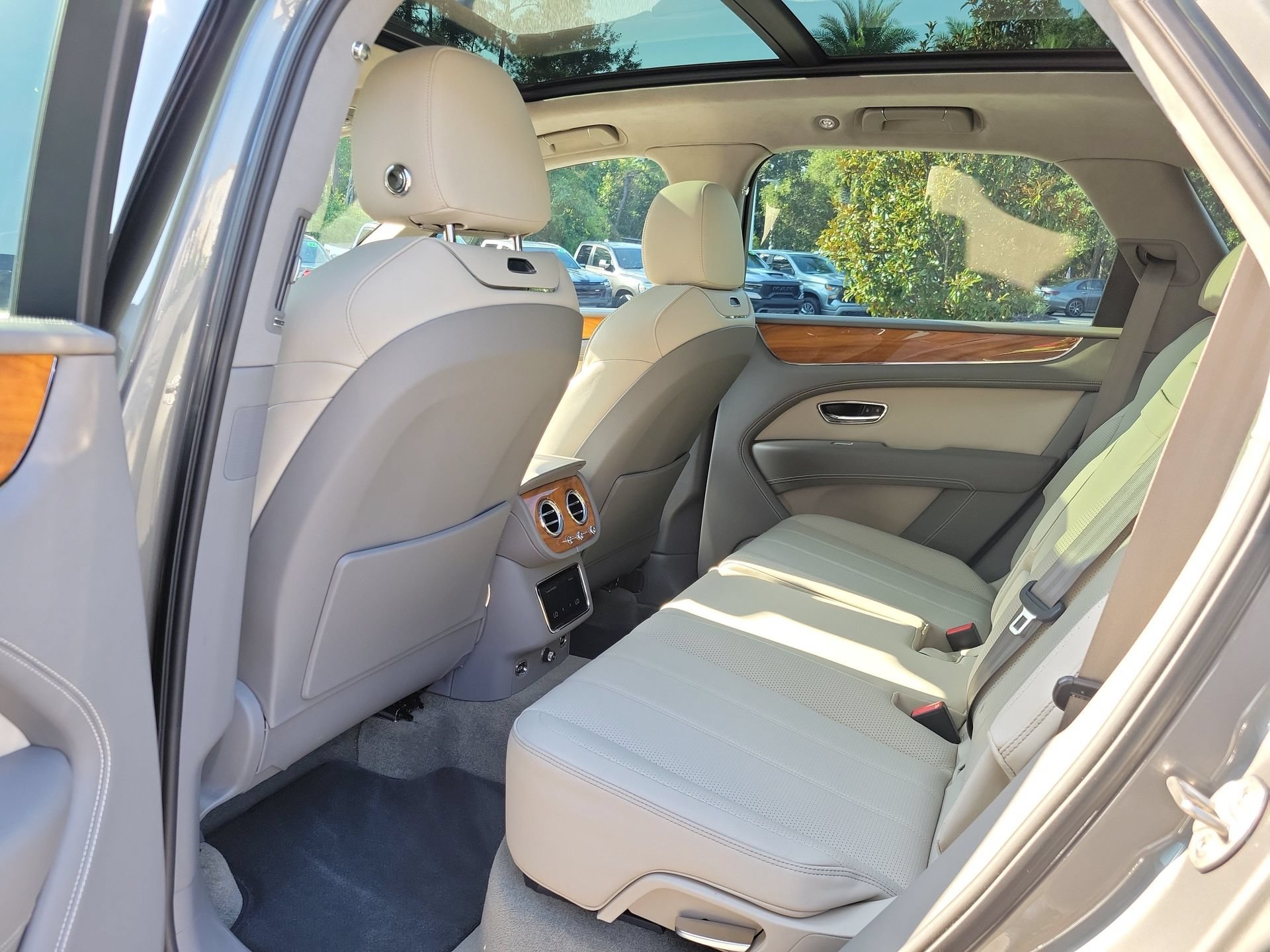 Certified 2023 Bentley Bentayga Plug-In Hybrid AWD/4WD image 19