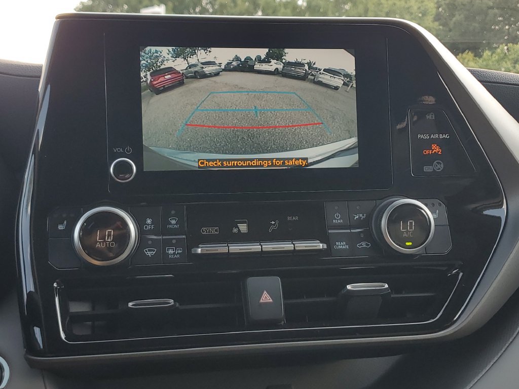 Used 2023 Toyota Highlander XLE FWD image 24