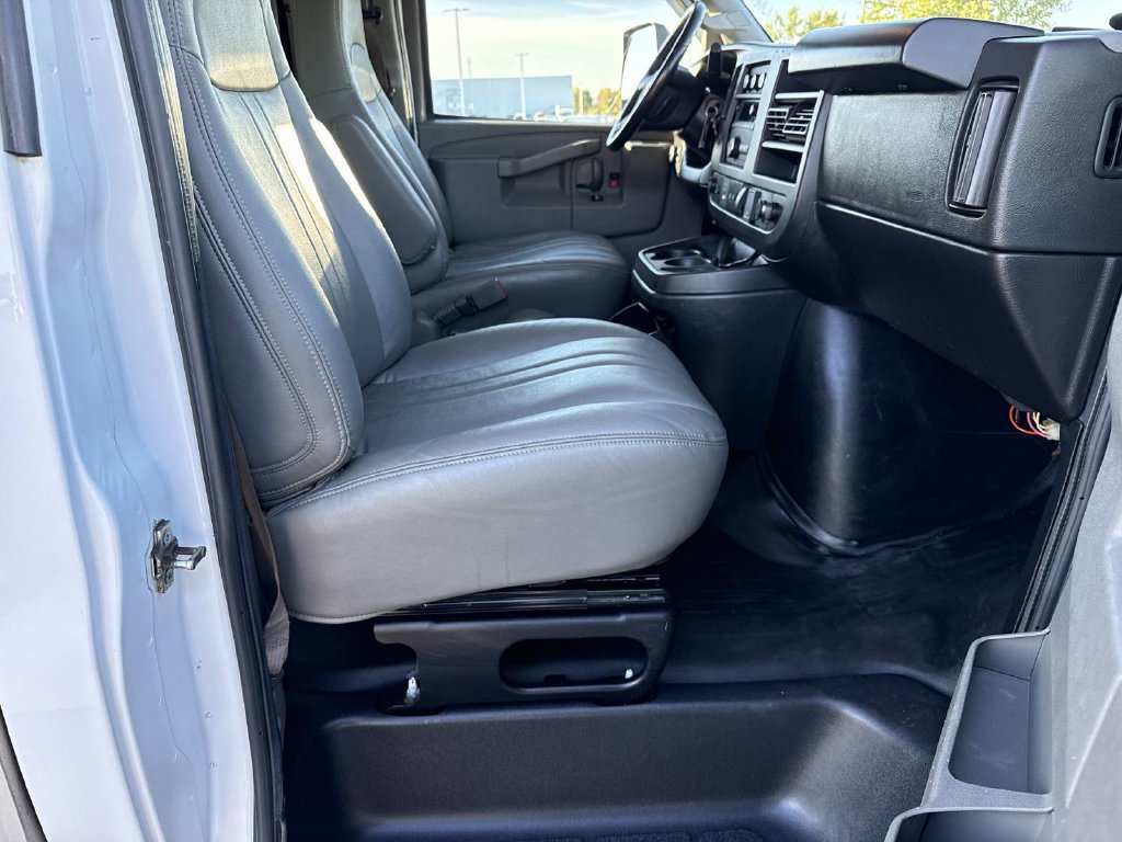 Used 2022 Chevrolet Express 3500 w/ Power Convenience Package RWD image 17