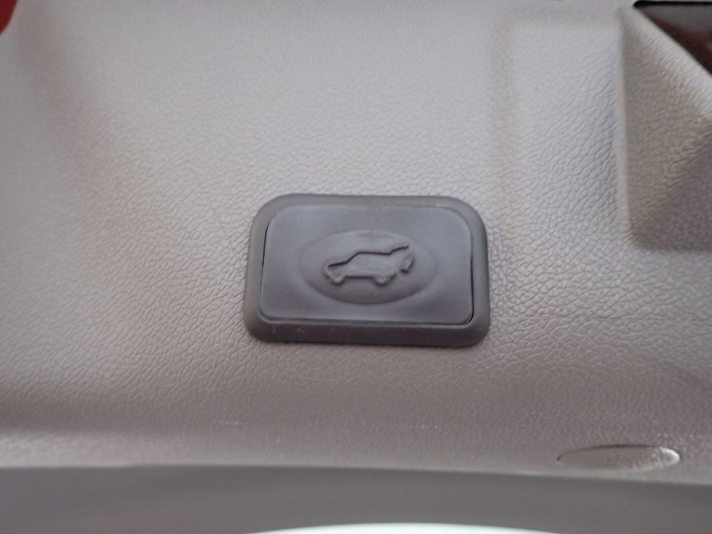 Used 2015 GMC Acadia SLT image 18