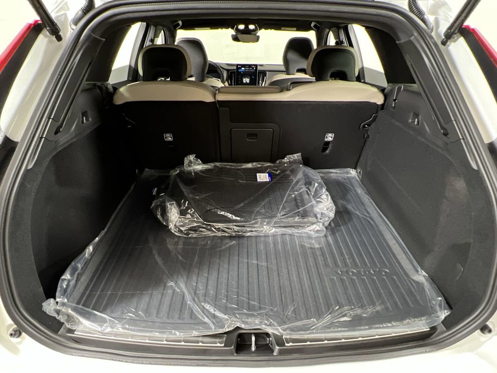 New 2026 Volvo XC60 B5 Plus w/ Climate Package image 18