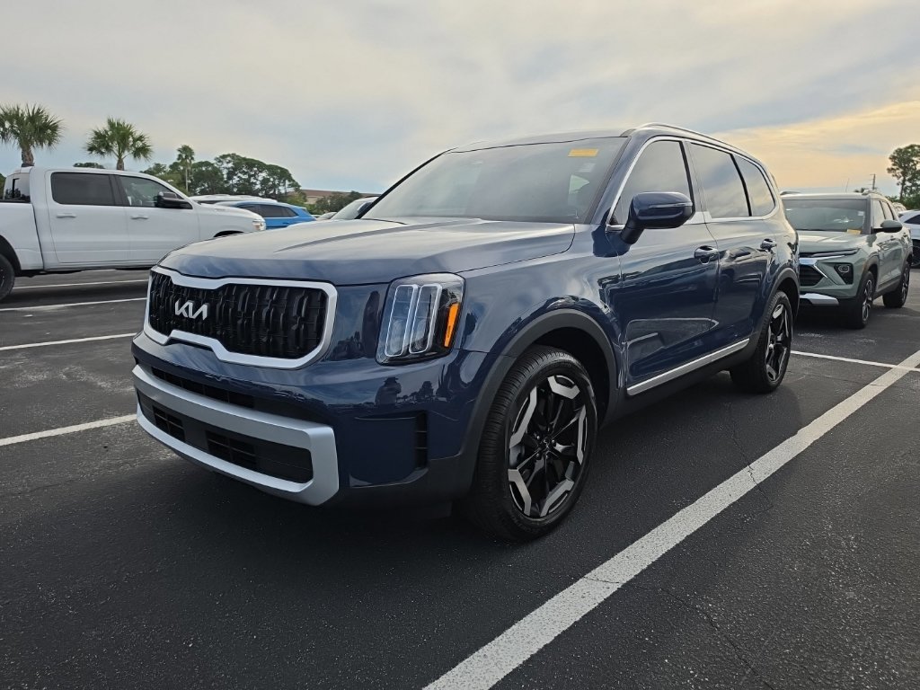 Certified 2025 Kia Telluride EX w/ EX Captain's Chair Package FWD image 7