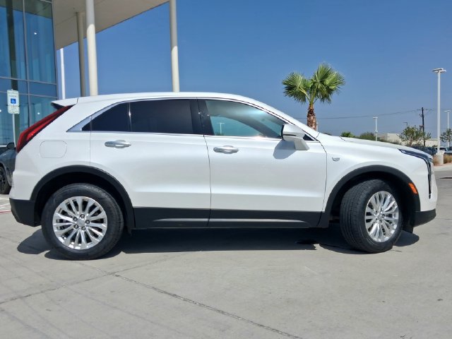 Used 2024 Cadillac XT4 Luxury w/ Cold Weather Package FWD image 8