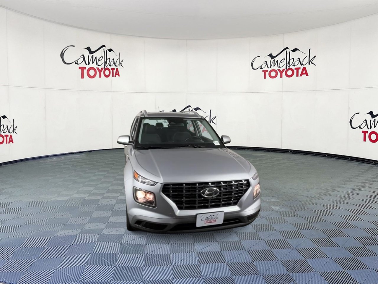 Used 2025 Hyundai Venue SEL FWD image 4