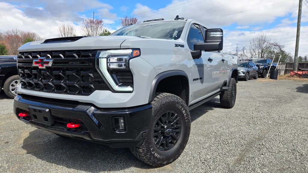 Used 2024 Chevrolet Silverado 2500 ZR2 w/ Technology Package image 3