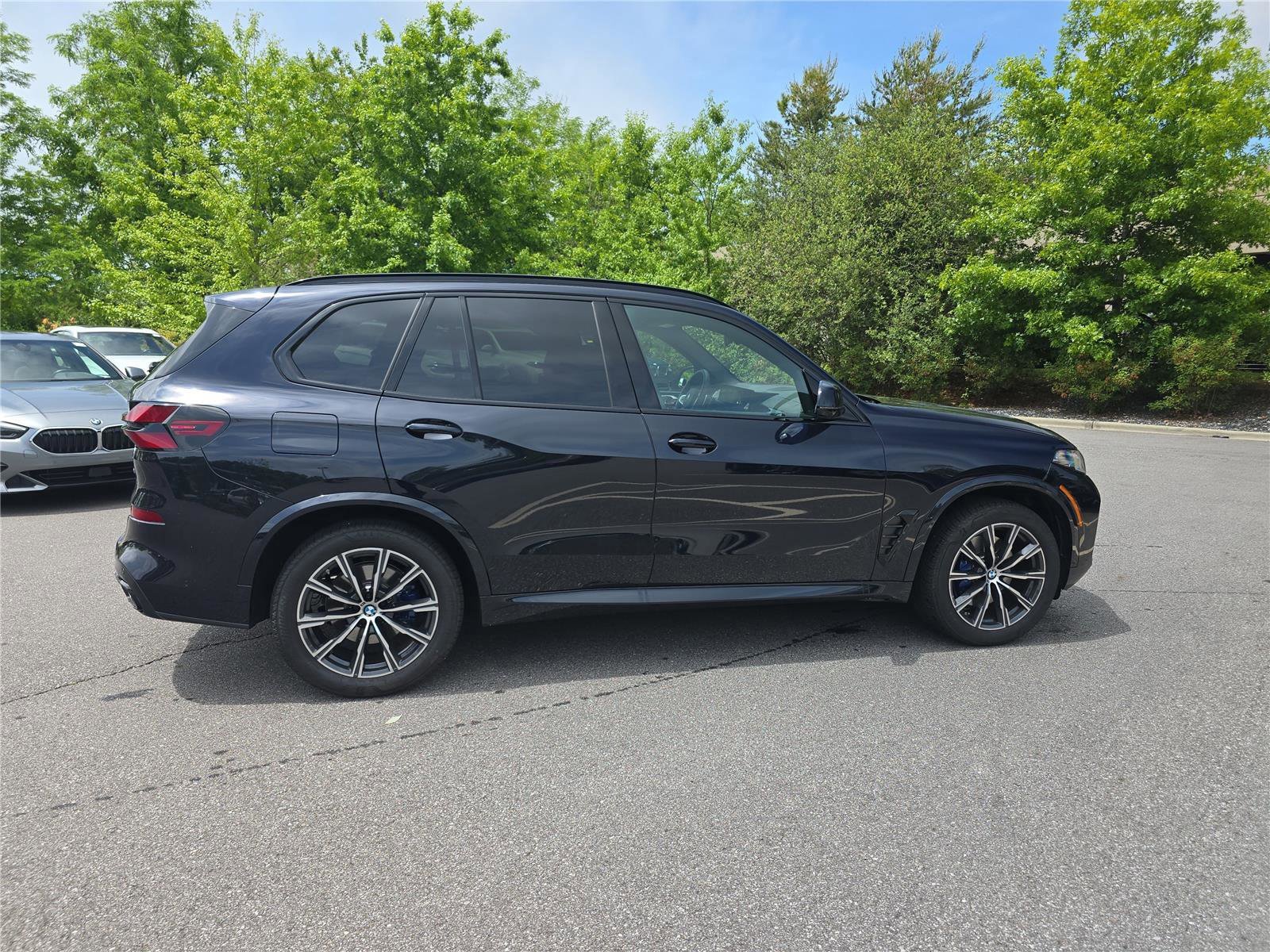 Used 2026 BMW X5 xDrive40i w/ M Sport Package AWD/4WD image 2