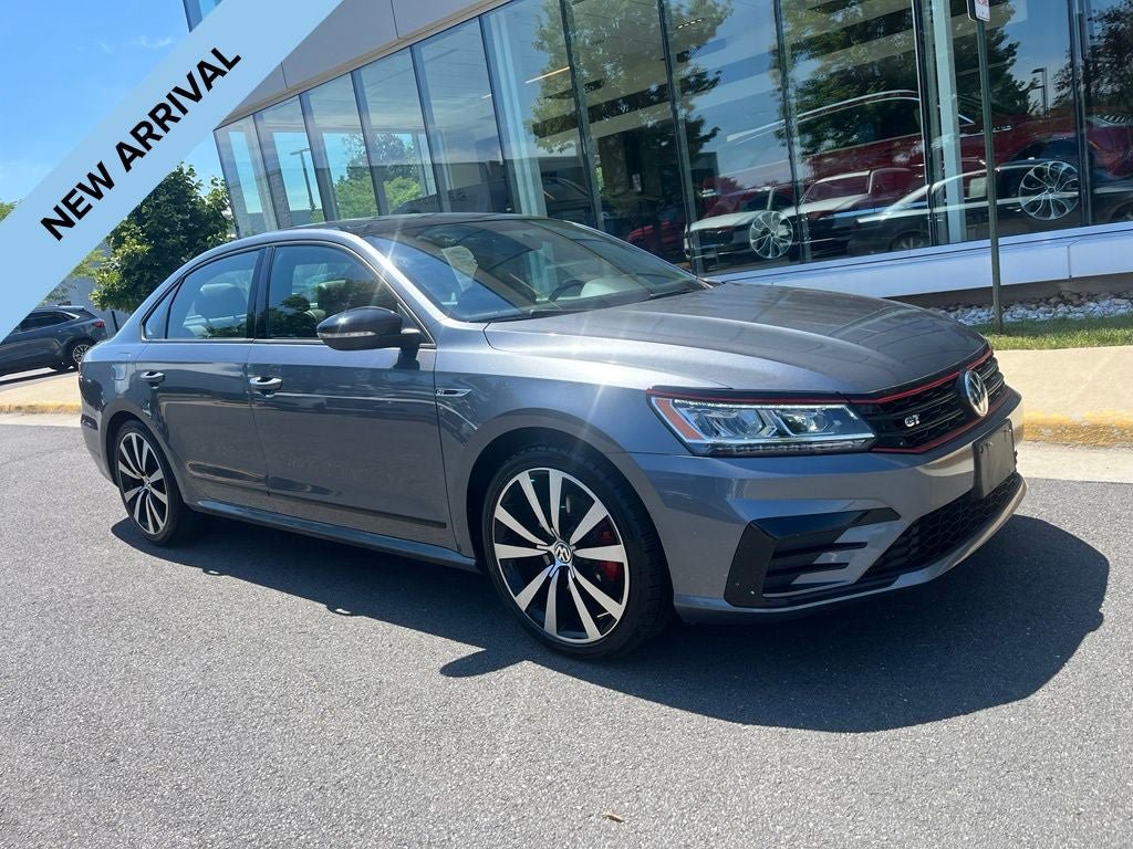 Used 2018 Volkswagen Passat 3.6 FWD image 1