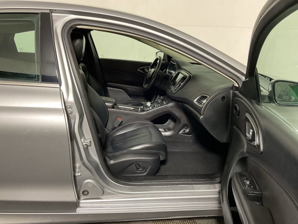 Used 2017 Chrysler 200 Limited Platinum FWD image 37