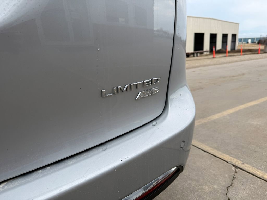 Used 2023 Chrysler Pacifica Limited AWD/4WD image 10