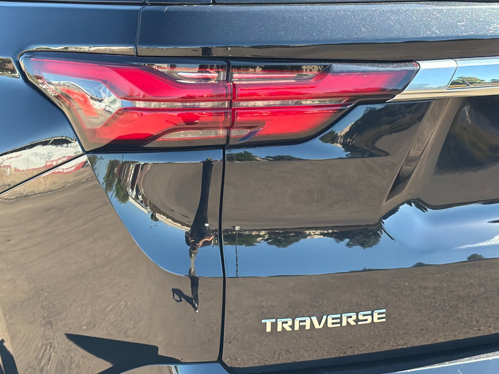 Used 2022 Chevrolet Traverse High Country w/ LPO, 'HIT The Road' Package FWD image 28