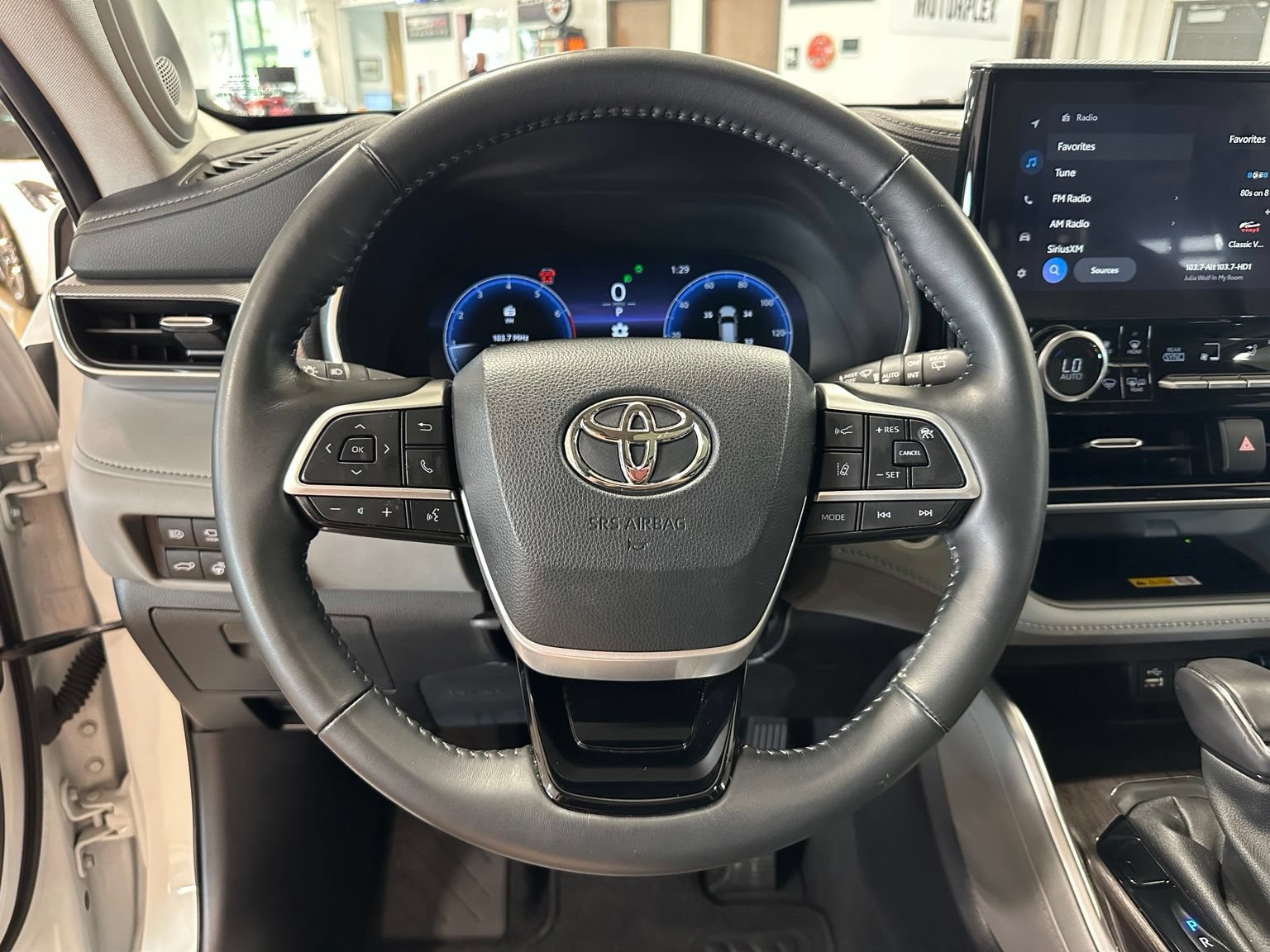 Used 2024 Toyota Highlander Platinum AWD/4WD image 16