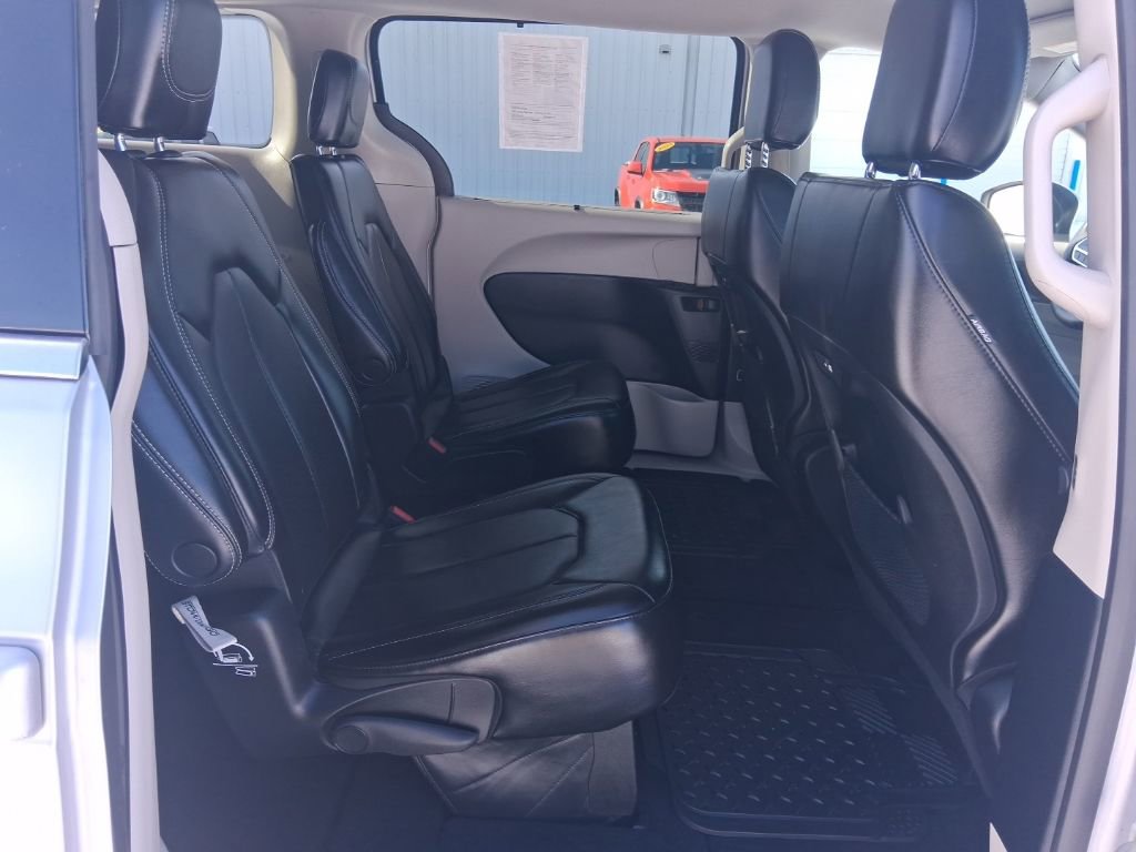Used 2023 Chrysler Pacifica Touring-L image 18