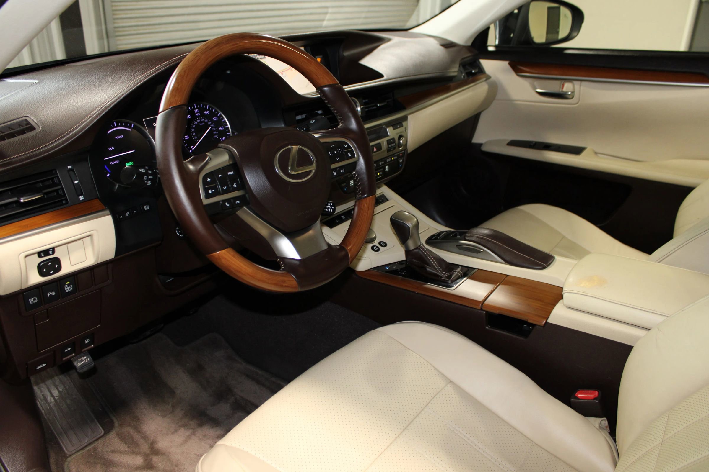 Used 2016 Lexus ES 300h w/ Luxury Package w/Wood Trim FWD image 23