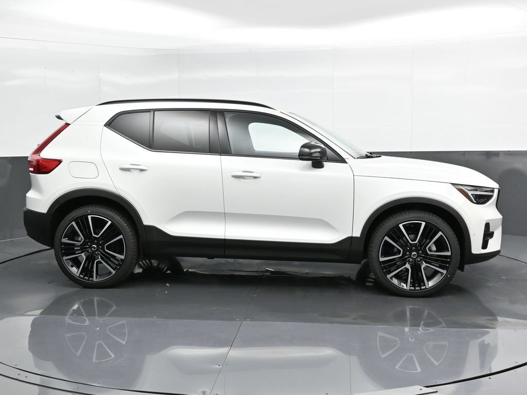 Used 2025 Volvo XC40 B5 Plus w/ Climate Package AWD/4WD image 3