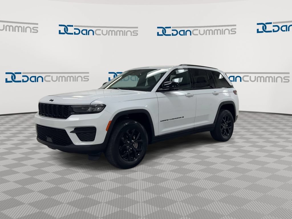 Used 2025 Jeep Grand Cherokee Altitude AWD/4WD image 4